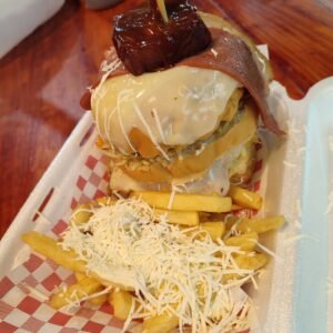 <B>HAMBURGUESAS DE LA CASA CARNE, POLLO, COSTILLA + GRATINADO</B>